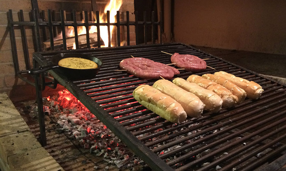 Como funciona uma churrasqueira tipo parrilla uruguaia?