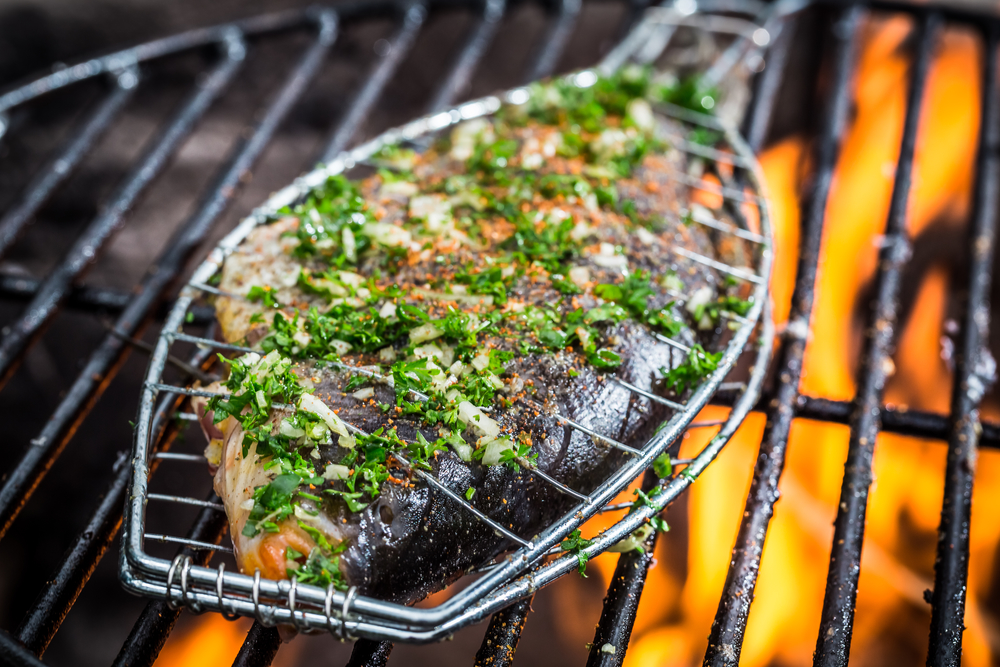 Peixes deliciosos na churrasqueira